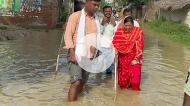 परिहार: लहुरिया पथ पर अभी भी चढ़ा है बाढ़ का पानी, लोगों को आवागमन में हो रही है कठिनाई