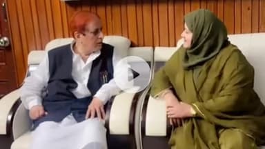 रामपुर: मंगलवार को जेल रोड स्थित आवास पर सपा की राष्ट्रीय प्रवक्ता सुमय्या राणा ने आजम खान से मुलाकात की