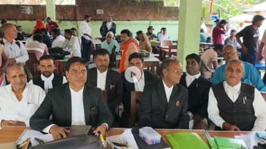 गिरिडीह: अधिवक्ता से मारपीट के मामले में बार एसोसिएशन के महासचिव ने कोर्ट परिसर में की प्रेस वार्ता