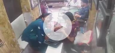 झांसी: बबीना सराफा बाजार में ज्वेलर्स की दुकान से महिला ने चुराया सोने का लॉग, घटना CCTV में कैद, वीडियो हुआ वायरल