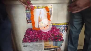 नौगावां सादात: महर्षि वाल्मीकि की जयंती पर स्वच्छता कर्मियों का भाजपाइयों ने फूल माला पहनकर किया स्वागत