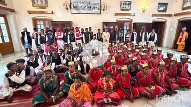 जगदलपुर: विभिन्न गांवों से देवी-देवताओं के साथ आए ग्रामीणों ने परंपरा अनुसार राजमहल पहुंचकर राज परिवार से विदाई की अनुमति ली