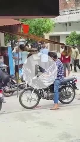 मुज़फ्फरनगर: दुकान के बाहर ट्रैक्टर लगाने पर भड़के दुकानदार, विवाद ने ली मारपीट की शक्ल, लोगों ने कराया मामला शांत, वीडियो हुआ वायरल