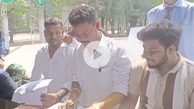 ओरमांझी: मोरहाबादी के बापू वाटिका के पास आजसू छात्र संघ ने छात्रवृत्ति में देरी पर सवाल उठाए