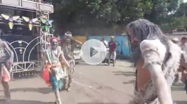 झांसी: झांसी में महर्षि वाल्मीकि की शोभायात्रा निकली, भगवान राम परिवार के साथ आए, शिवभक्तों ने करतब दिखाए, जगह-जगह हुआ स्वागत