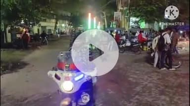 बक्सर: चुनाव को लेकर एसडीपीओ के नेतृत्व में पुलिस व अर्धसैनिक बलों ने फ्लैग मार्च निकालकर सुरक्षा का भरोसा दिलाया