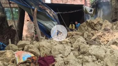 मड़ियाहू: नूरपुर गाँव में गरीब परिवार का आशियाना गिरा, मलबे में दबकर मवेशी की हुई मौत