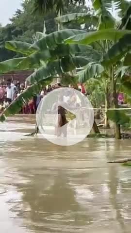 परिहार: महुआवा में बाढ़ का कहर, लोग रस्सी के सहारे सड़क पार करने को मजबूर
