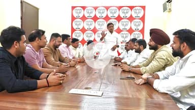 रामपुर: राम विहार स्थित पार्टी कार्यालय में भाजपा जिला अध्यक्ष हरीश गंगवार ने आत्मनिर्भर भारत संकल्प अभियान के संबंध में बैठक की