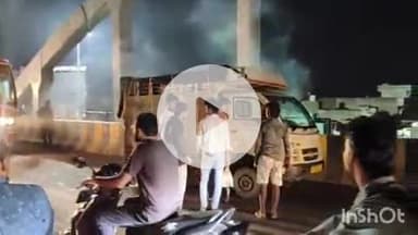 हाथरस: सदर के ओवरब्रिज पर मुरब्बा से भरा टाटा मैक्स छोटा हाथी में शॉर्ट सर्किट से धुंआ उठा, चालक भागा, वीडियो वायरल