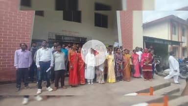 नामकुम: नामकुम प्रखंड सह अंचल कार्यालय में विस्थापितों ने पुनर्वास तक परेशान न करने के लिए सौंपा ज्ञापन