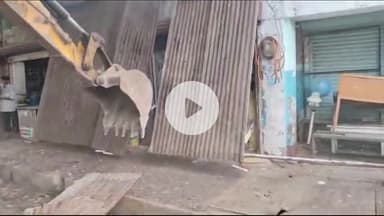 कोल: जमालपुर में गरजा बाबा का बुलडोजर, यातायात में बाधा बन रहे अवैध अतिक्रमण को किया ध्वस्त, दी चेतावनी