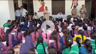 धनौरा: मंडी धनौरा में पुलिस ने छात्राओं को साइबर अपराध के प्रति किया जागरूक