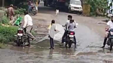 महू के ग्राम हरसोला में फिसलन भरी सड़क से लोग परेशान, ज़िम्मेदार अधिकारी नहीं दे रहे ध्यान