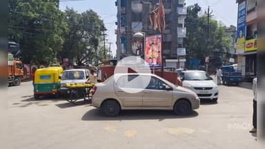 महू के सात रस्ता चौराहे पर खड़ी होती हैं गाड़ियां, शिकायत के बाद भी नहीं हो रही कोई कार्रवाई