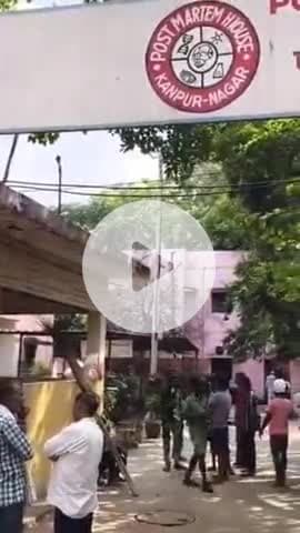 कानपुर: गोल चौराहे पर बारिश से बचने के लिए बस के नीचे सो रहे कबाड़ बीनने वाले युवक को बस ने कुचला, हुई मौत