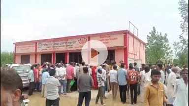 नौगावां सादात: ग्राम प्रधान पर चकबंदी करने का आरोप लगाते हुए ग्रामीणों ने किया हंगामा