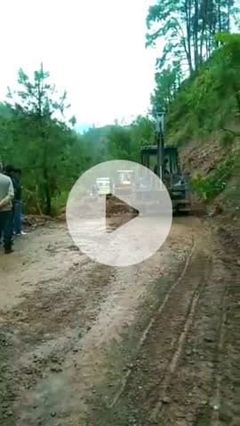 सोलन: शूलिनी यूनिवर्सिटी के पास पहाड़ का मलबा गिरने से काफी समय तक जाम, अब यातायात बहाल हो गया