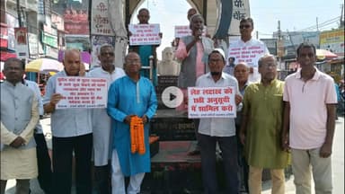 गिरिडीह: लोकनायक जयप्रकाश नारायण की 37वीं पुण्यतिथि पर जेपी स्मारक समिति ने जेपी चौक पर किया कार्यक्रम