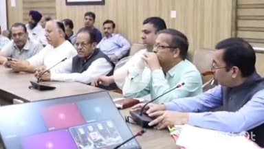 देहरादून: दिवाली पर सुरक्षा व्यवस्था को ध्यान में रखते हुए कई मार्गों पर पटाखा बिक्री पर लगाया गया प्रतिबंध