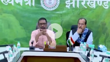 ओरमांझी: कांके रोड स्थित सीएम आवास में शहीद आरक्षी सुनील कुमार राम और संतन कुमार मेहता के परिजनों ने सीएम से की मुलाकात