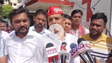 कानपुर: समाजवादी युवा जनसभा के कार्यकर्ताओं ने छात्र संघ चुनाव बहाल करने के लिए राज्यपाल को डीएम के माध्यम से ज्ञापन सौंपा