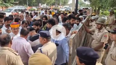 बीकानेर: लाठी चार्ज के बाद कांग्रेस नेताओं की गिरफ्तारी के विरोध में पूर्व मंत्री गोविंद मेघवाल ने संभागीय आयुक्त को सौंपा ज्ञापन