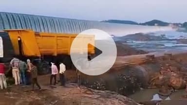 झांसी: सुकमा डुकमा बांध पर बने पुल बारिश में क्षतिग्रस्त, ट्रक फंसने से लगा लंबा जाम