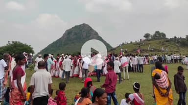 कैरो: कैरो के सढाबे में सुंगारी पहाड़ पर ऐतिहासिक पहाड़ जतरा, पारंपरिक वेशभूषा में दिखा सांस्कृतिक उत्सव