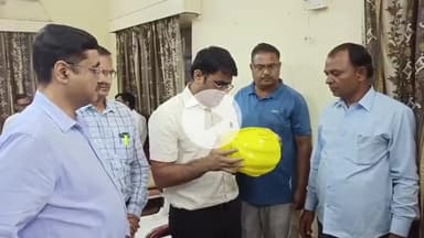 चूरू: जोधपुर डिस्कॉम के MD भंवरलाल डेलू ने अधीक्षण अभियंता कार्यालय में तकनीकी कर्मचारियों को सुरक्षा उपकरण वितरित किए