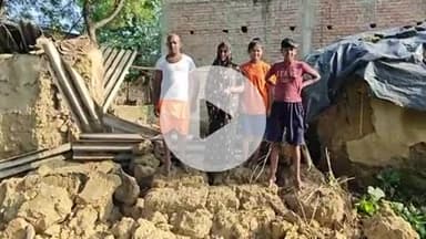 करछना: खाई गांव में पानी के रिसाव से गरीब का कच्चा खपरैल घर गिरा, खुले आसमान में रहने को मजबूर
