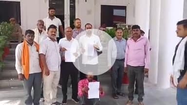 झांसी: आवास विकास परिषद द्वारा भूमि अधिग्रहण का विरोध, कोछाभांवर और टाकोरी के क्षेत्रवासियों ने डीएम को सौंपा ज्ञापन