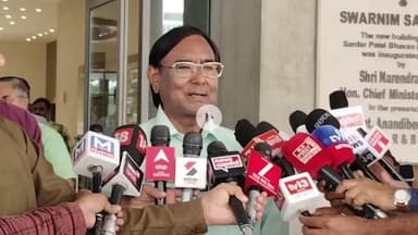 ગાંધીનગર: પૂર્વ ધારાસભ્ય રમણલાલ વોરા પોતાના ચેટ વાઈરલ ને લઈને પ્રતિક્રિયા આપી