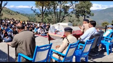 कांडा: राइका सानीउडयार में कांडा पुलिस ने छात्र-छात्राओं के लिए जागरूकता कार्यक्रम आयोजित कर विभिन्न लाभप्रद जानकारी दी