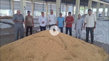 ધોરાજી: માર્કેટિંગ યાર્ડમાં જાણતી લઈને આવતા ખેડૂતોને યોગ્ય ભાવના મળતા ખેડૂતોએ પોતાની વ્યથા અને વિરોધ નોંધાવ્યો