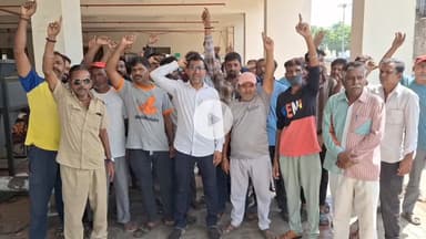 ધોરાજી: નગરપાલિકાના કર્મચારીઓને છુટા કરી દેવામાં આવતા સૂત્રોચાર અને ધરણા કરી વિરોધ દર્શાવવામાં આવ્યો