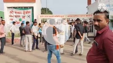 खुरई: खाद नहीं मिलने से किसानों ने मंडी गेट बंद कर किया हंगामा, अधिकारियों ने गुरुवार को खाद देने का दिलाया भरोसा