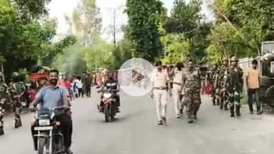 कुमारखंड: कुमारखंड प्रखंड में विधानसभा चुनाव शांतिपूर्ण कराने के लिए थानाध्यक्ष के नेतृत्व में पुलिस ने निकाला फ्लैग मार्च