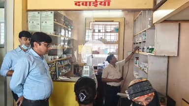छपारा: स्वास्थ्य विभाग की टीम ने छपारा के देशमुख क्लीनिक के मेडिकल स्टोर की जांच की