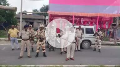 गोरौल: बिहार विधानसभा चुनाव को लेकर थानाध्यक्ष के नेतृत्व में सशस्त्र बलों ने सड़क मार्ग पर किया फ्लैग मार्च