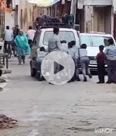 औरैया: रुहाई मुहाल में स्कूल वैन में बच्चों से धक्का लगवाने का वीडियो वायरल, अभिभावकों ने मोटी फीस और सुविधाओं पर उठाए सवाल