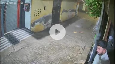 कोल: रिसाल नगर में भारी बरसात में भरभरा कर गिरी दीवार, बड़ा हादसा टला, CCTV में कैद हुई घटना