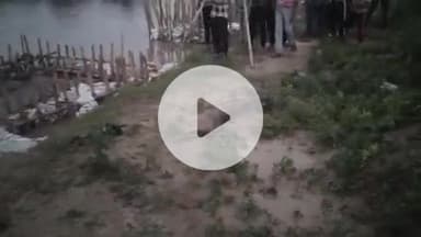 Amour siraganj Fi.
Nahar me nikalaa ajagar sap