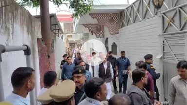 रामपुर: बुधवार को समाजवादी पार्टी के राष्ट्रीय अध्यक्ष अखिलेश यादव ने जेल रोड स्थित आवास पर आजम खान से मुलाकात की