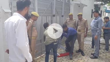 रामपुर: बुधवार को जेल रोड स्थित आजम खान के आवास पर सपा राष्ट्रीय अध्यक्ष अखिलेश यादव के आगमन के लिए किए गए कड़े सुरक्षा इंतजाम