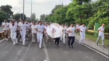 अमरोहा: महिला शक्ति के तहत अमरोहा में 'रन फॉर एंपावरमेंट' में महिला सिपाहियों ने दिखाया दौड़ का दम, SP अमित कुमार आनंद भी दौड़े