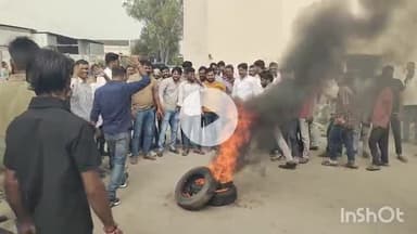 भीलवाड़ा: रीको में स्थित प्रोसेस हाउस में गिरने से घायल कर्मचारी ने उदयपुर में इलाज के दौरान तोड़ा दम, मुआवजे के लिए धरना प्रदर्शन