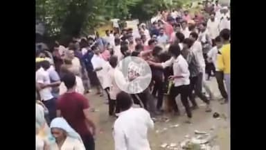 कोल: रफायतपुर जगनेर में सरकारी खाद केंद्र पर लाइन में लगने को लेकर हुई मारपीट, लात-घूसों से मारपीट का वीडियो हुआ वायरल