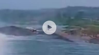 झांसी: सुकुवा-डुकुवा बांध के पास बेतवा नदी के तेज पानी के बहाव में फंसे मूंगफली से भरे दो ट्रैक्टर