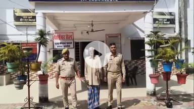 नौगावां सादात: नौगांवा थाना पुलिस ने गुंडा एक्ट जैसी धारा में फरार चल रहे वारंटी को किया गिरफ्तार